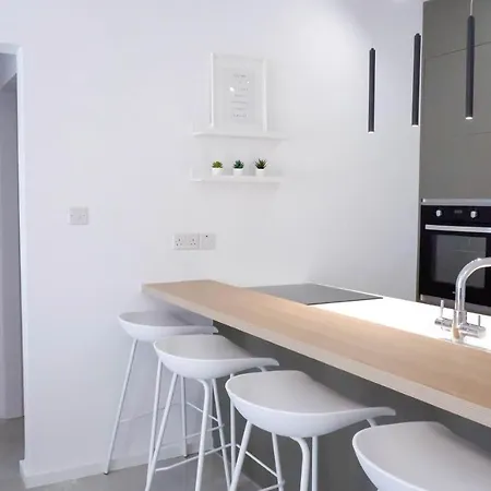 Welcome To Modern Sea View Apartment Paphos